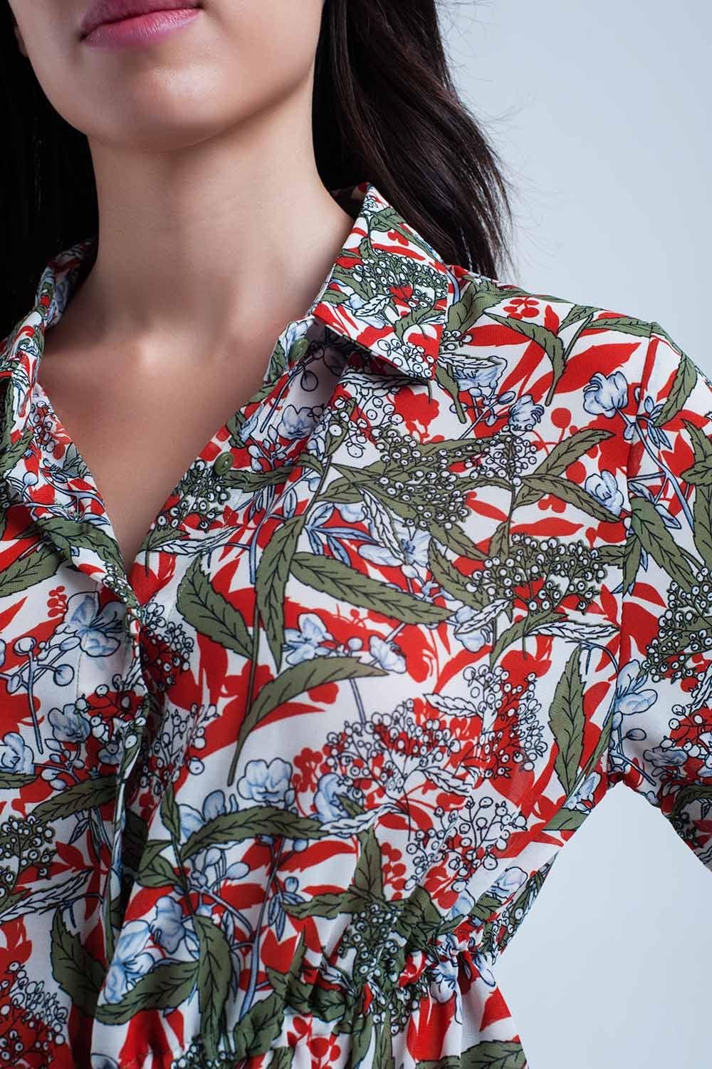 Camisa roja con flores y hojas impresas Q2