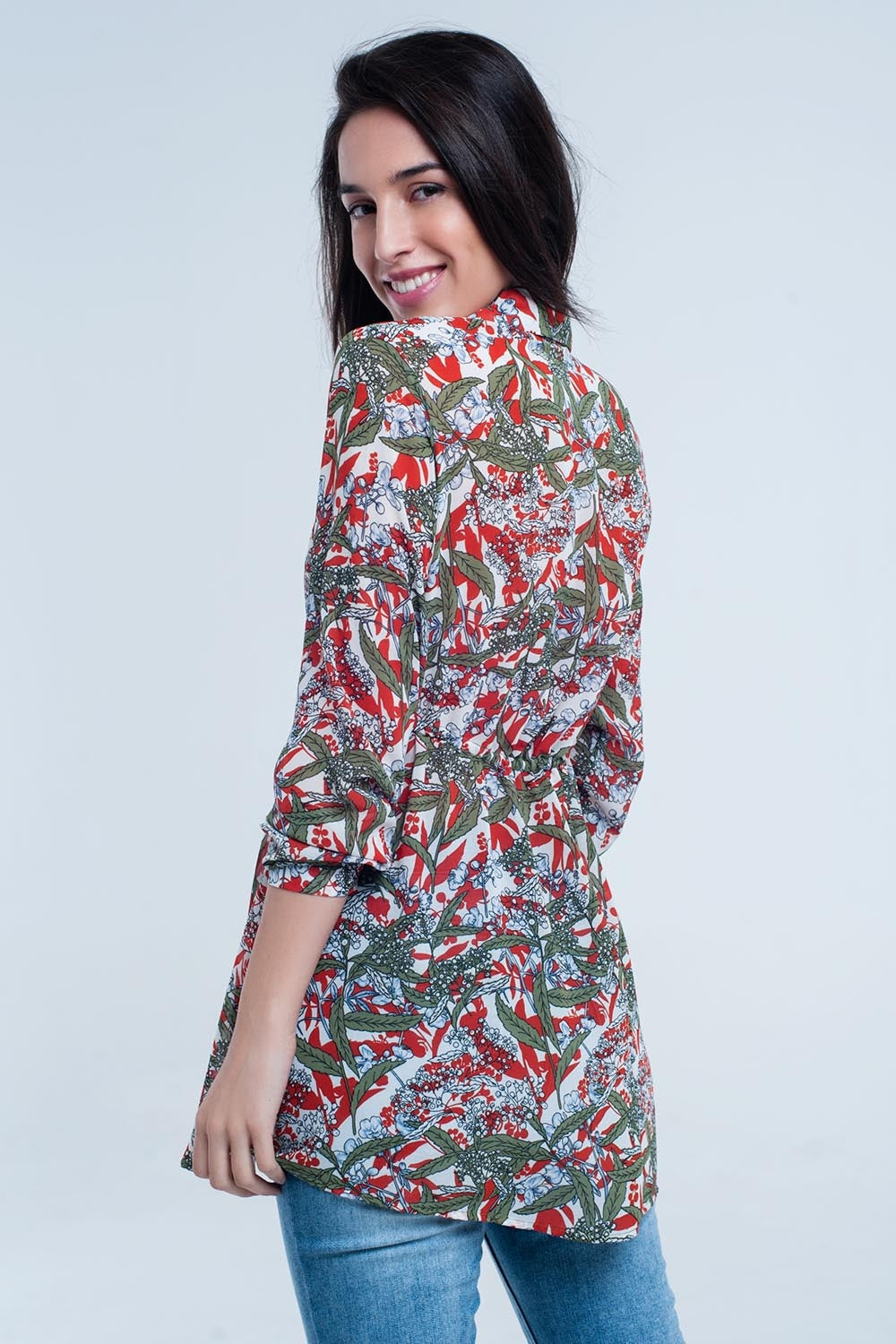 Camisa roja con flores y hojas impresas Q2