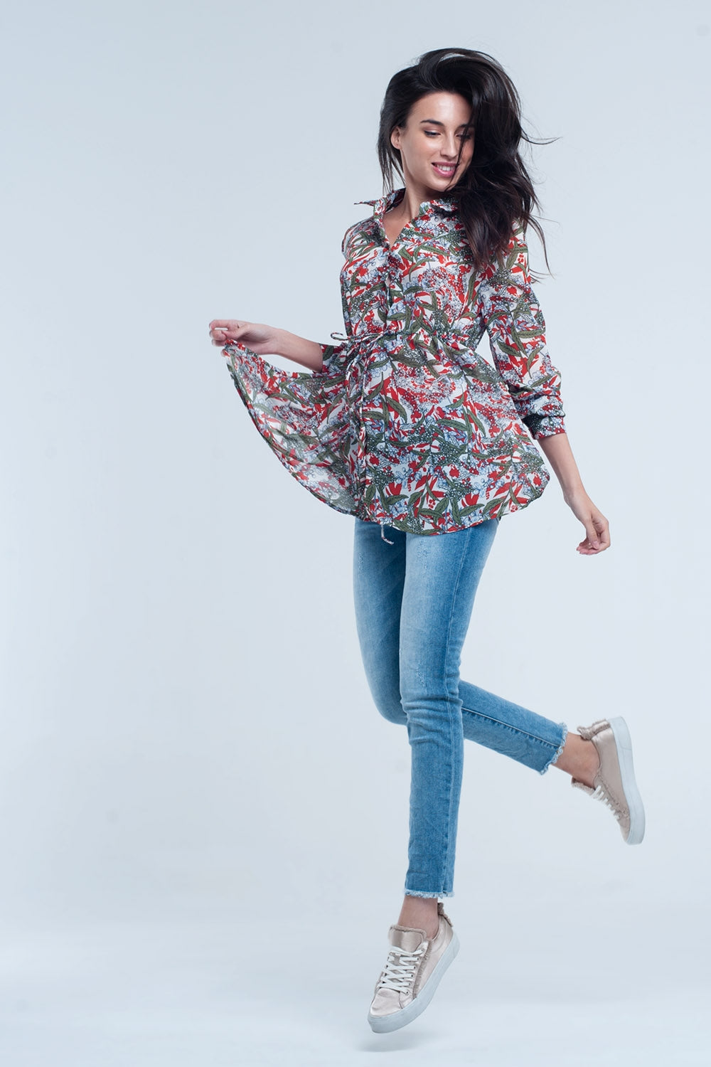 Camisa roja con flores y hojas impresas Q2