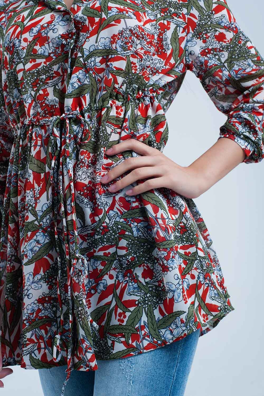 Camisa roja con flores y hojas impresas Q2