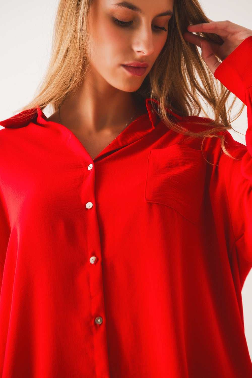 Camisa roja extragrande con detalle de bolsillo Q2