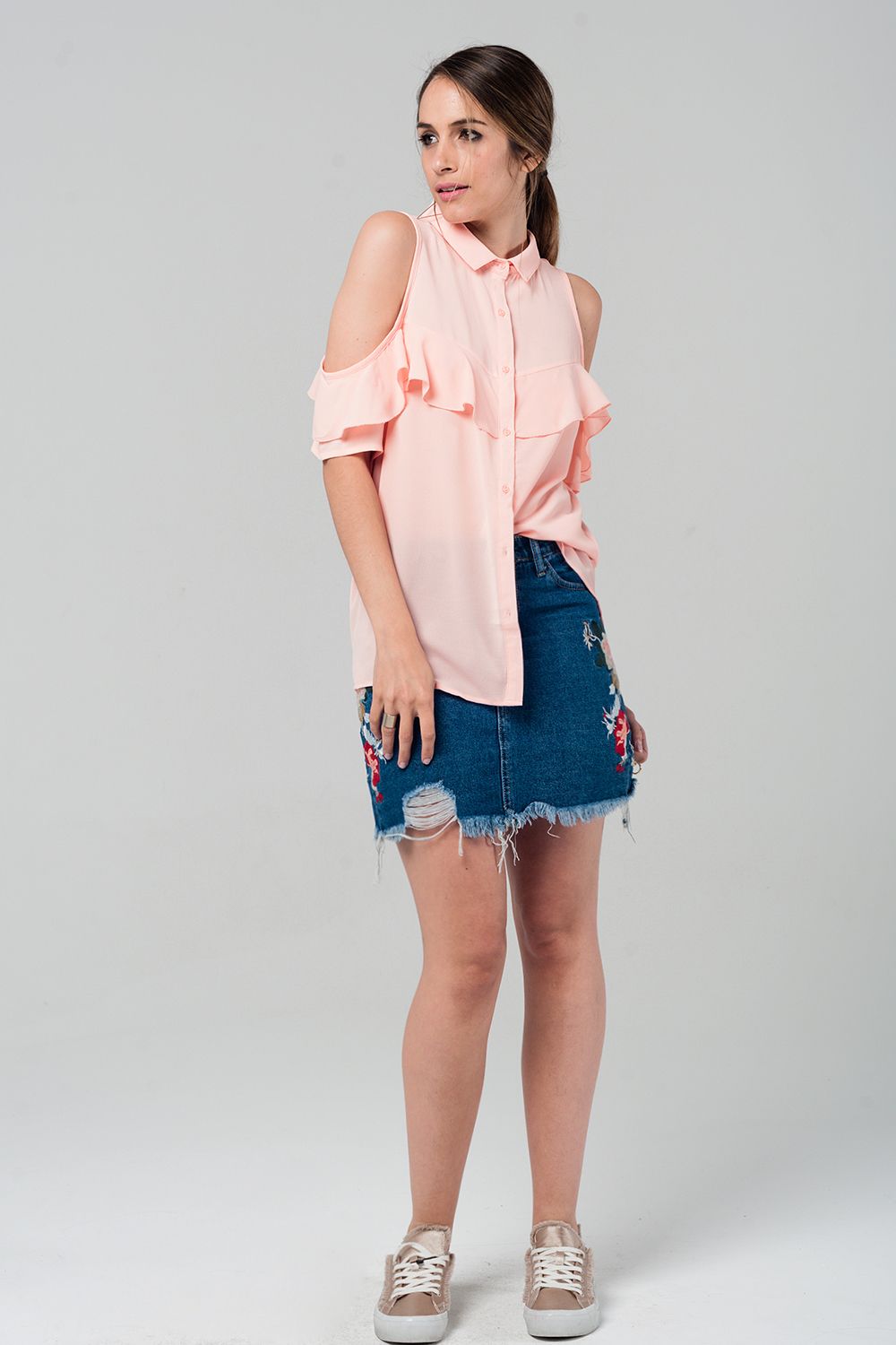 Camisa rosa con detalle de volante Q2