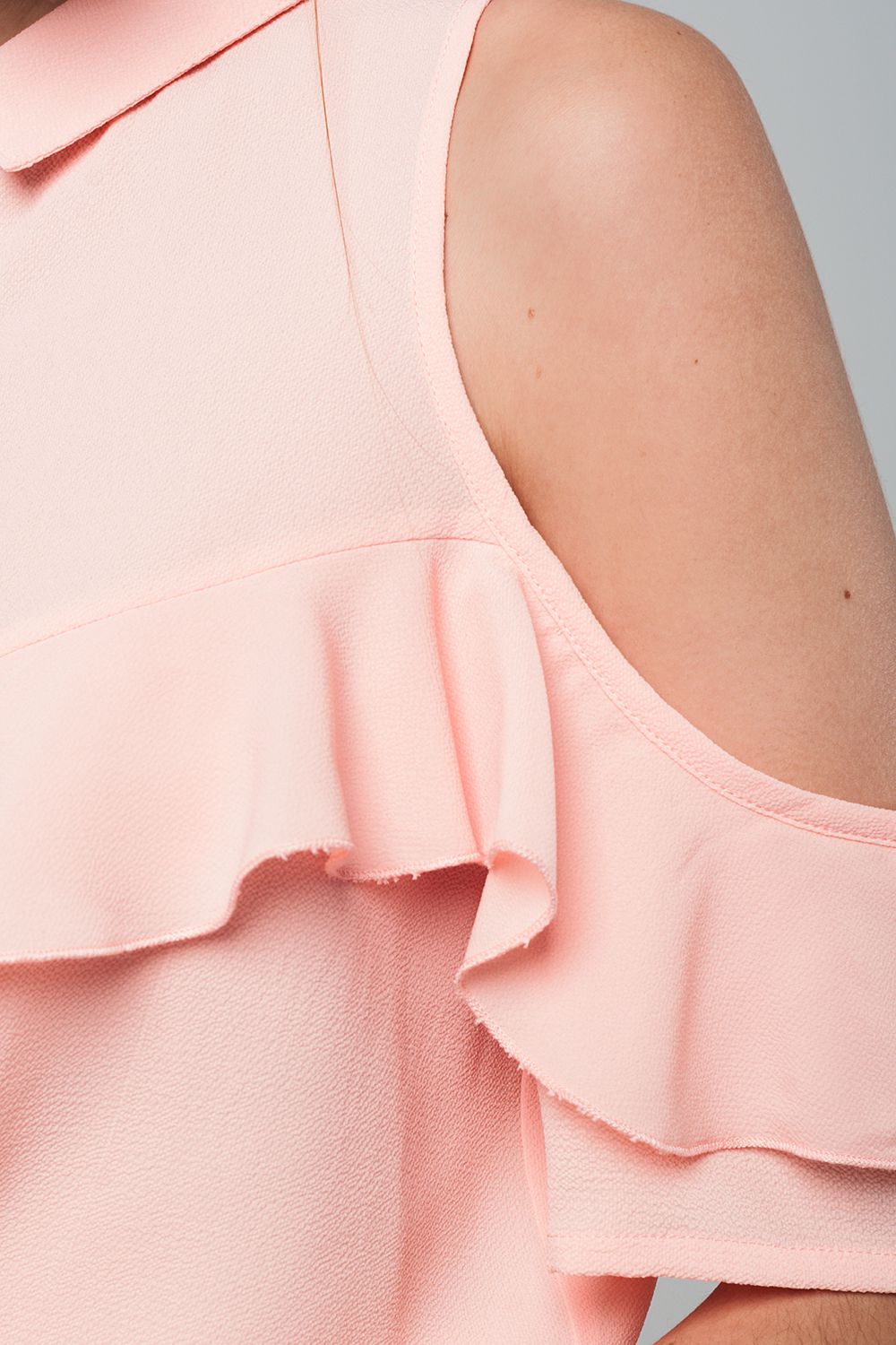Camisa rosa con detalle de volante Q2
