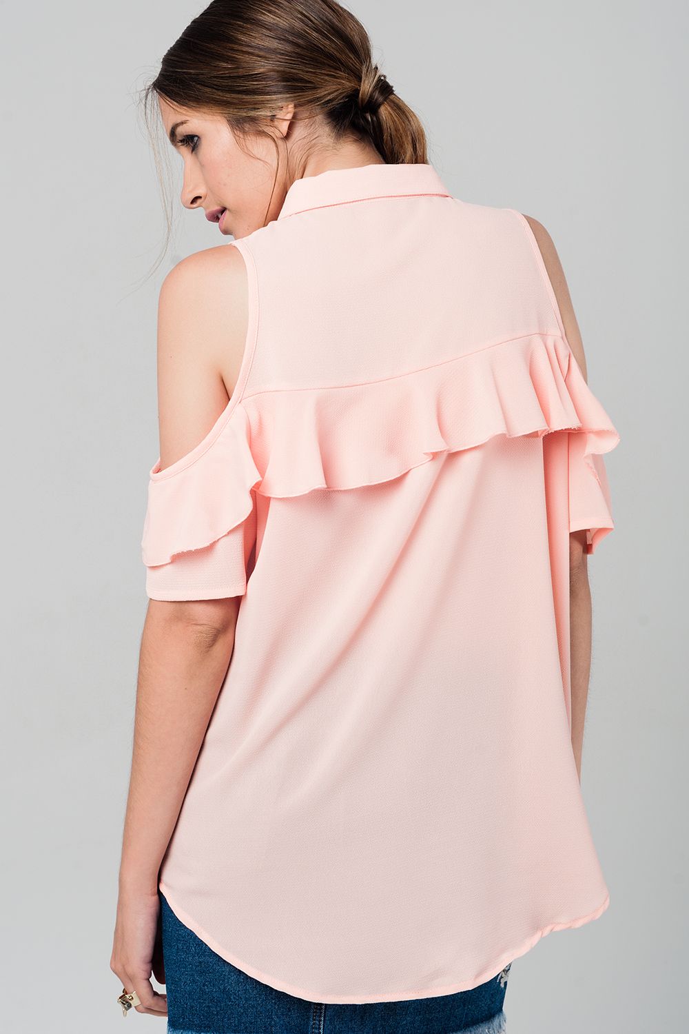 Camisa rosa con detalle de volante Q2