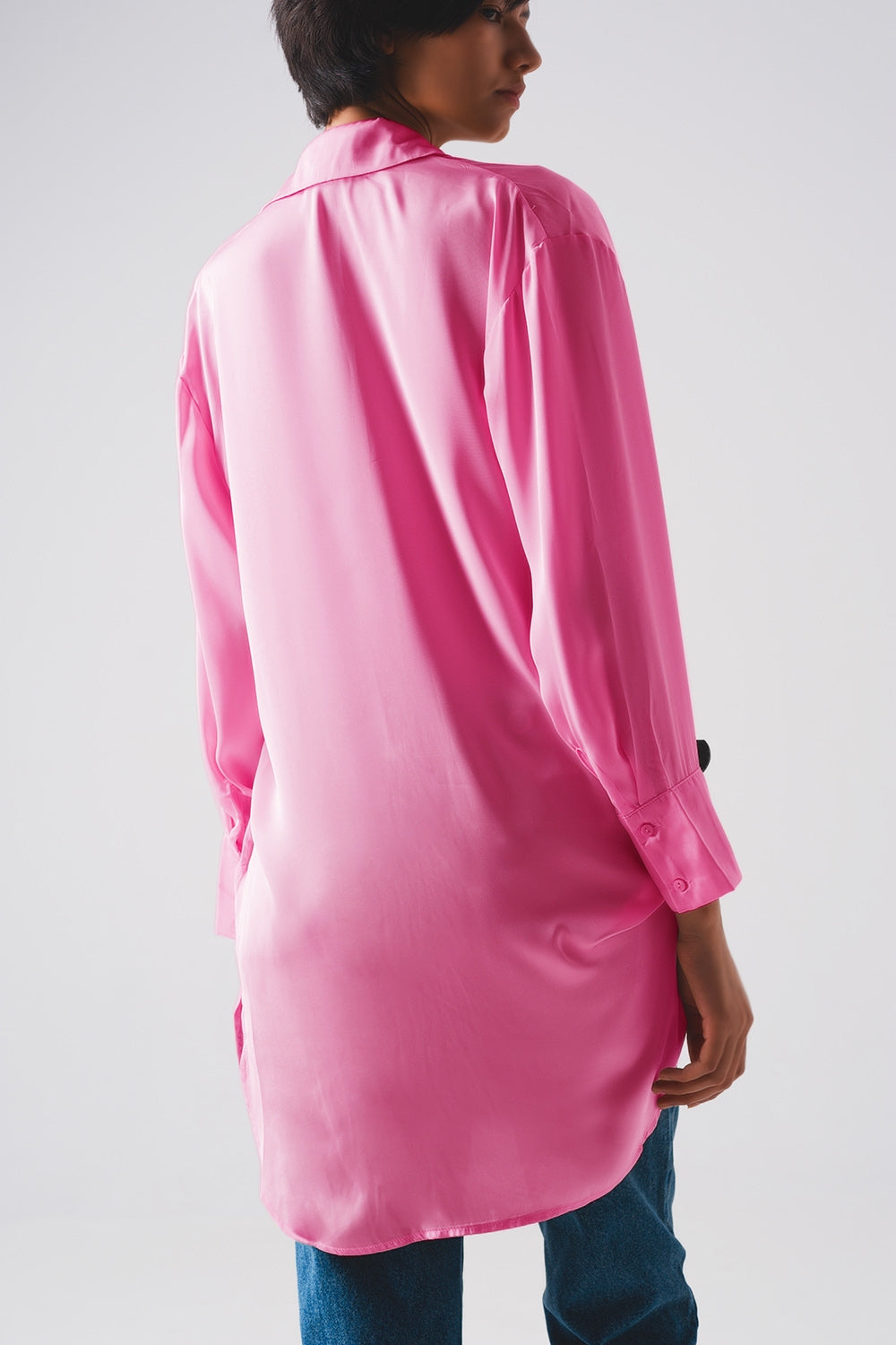 Camisa rosa de manga larga abotonada de satén Q2