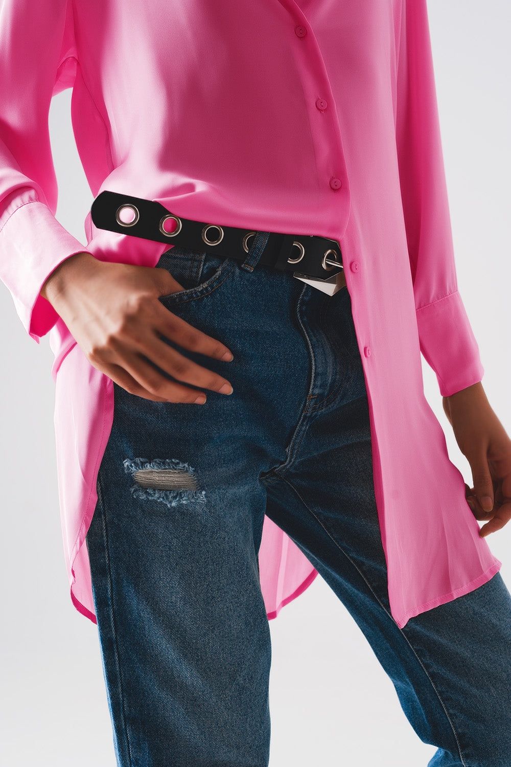 Camisa rosa de manga larga abotonada de satén Q2