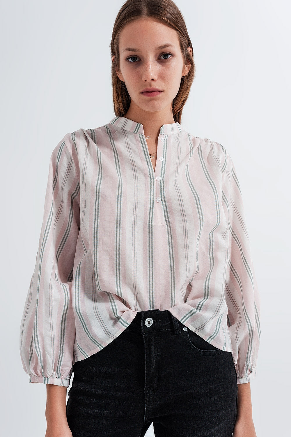 Q2 Camisa rosa de rayas con cuello mao