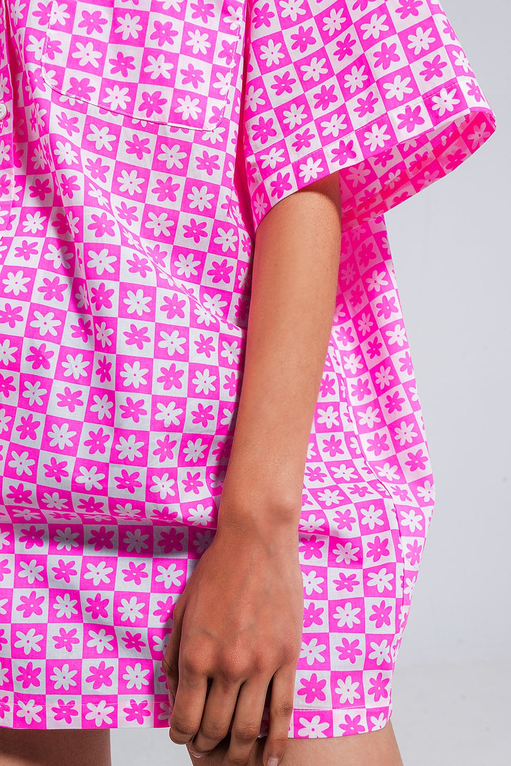 Camisa rosa luminoso extragrande de manga corta Q2