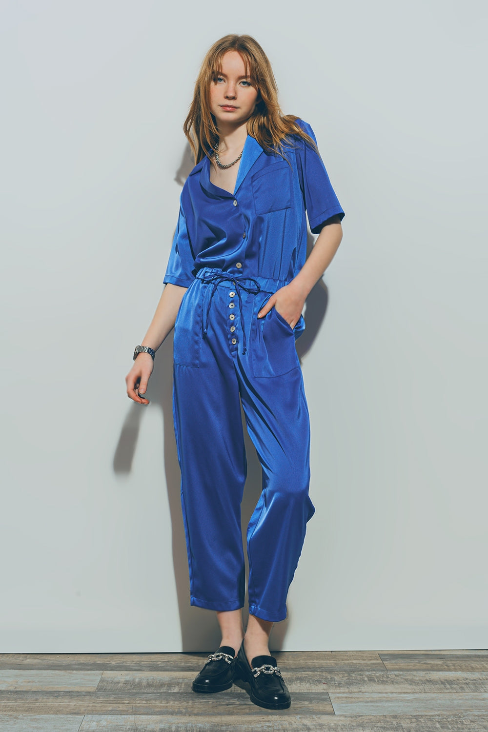 Q2 Camisa Satinada de Manga Corta en Azul