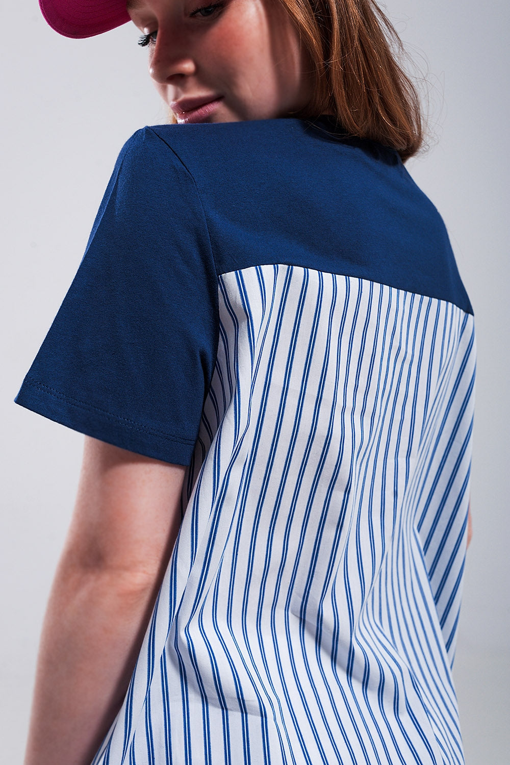 Camiseta azul con diseño dividido Q2