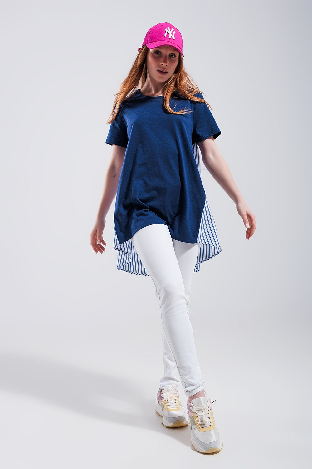 Camiseta azul con diseño dividido Q2