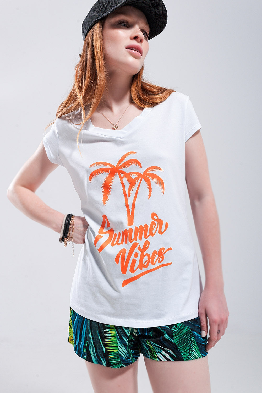 Camiseta blanca con estampado Summer Vibes Q2