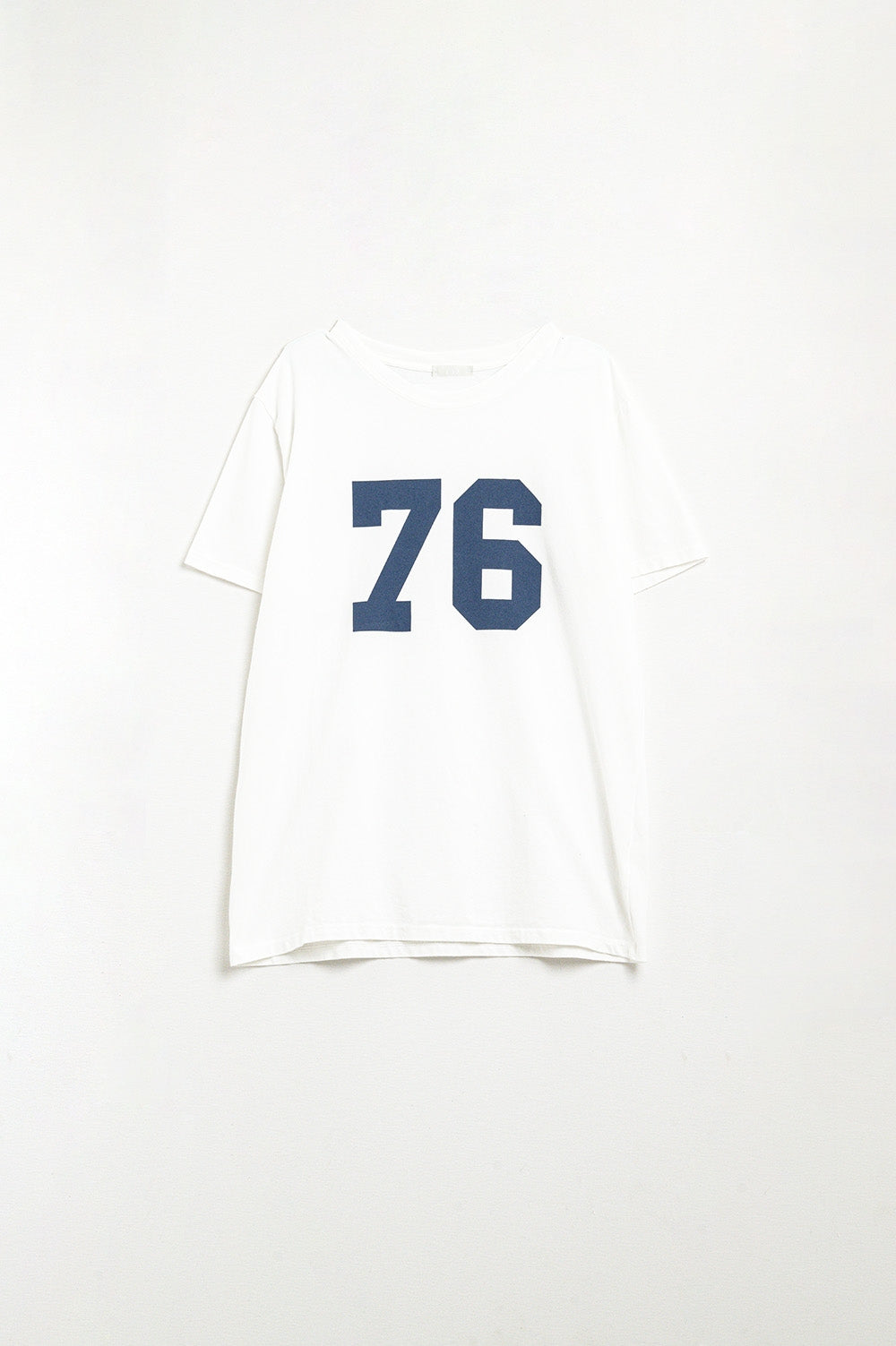 Q2 camiseta blanca oversize fit con el logotipo 76