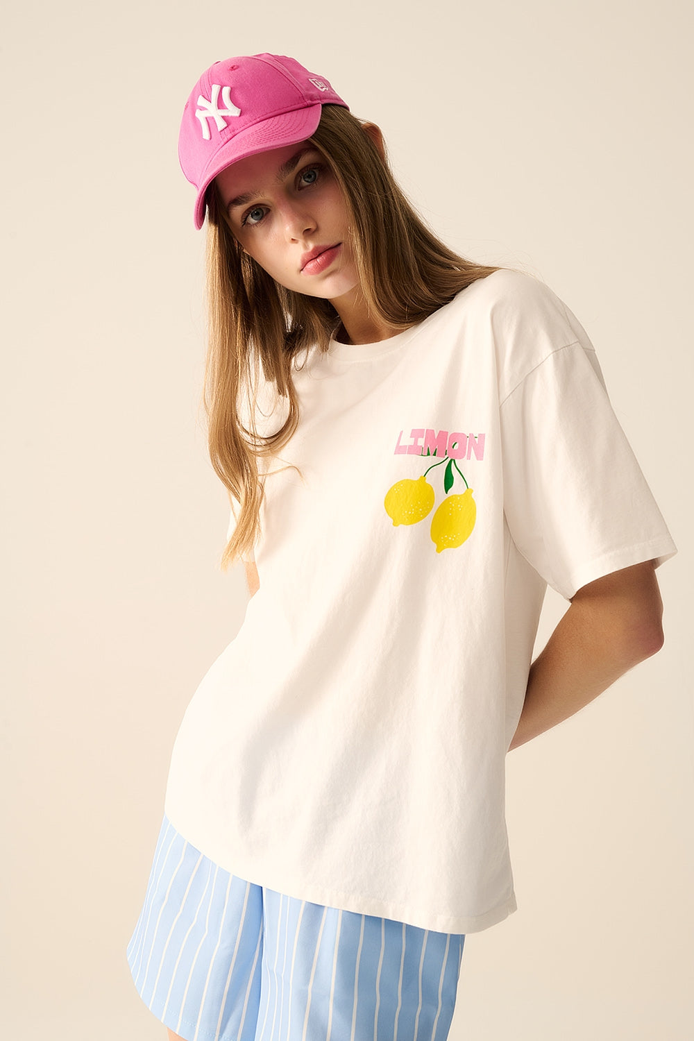 camiseta blanca relajada con estampado de limón Q2