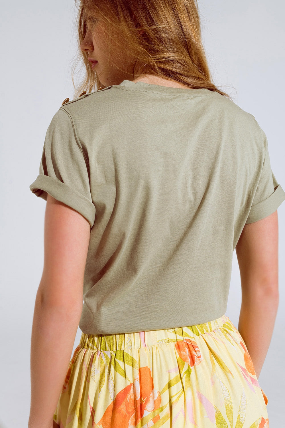 Camiseta caqui con detalle de botón dorado en el hombro Q2