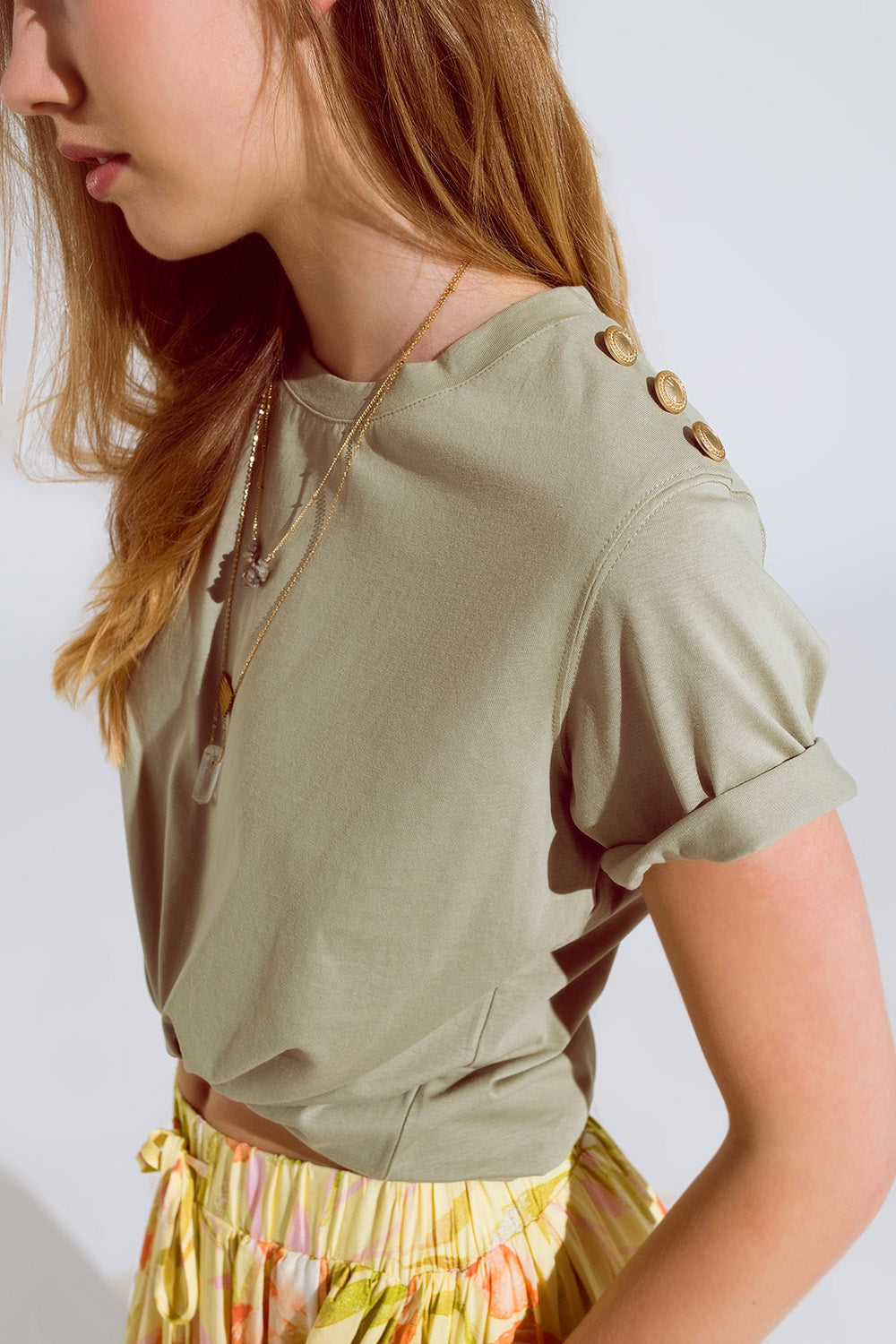 Camiseta caqui con detalle de botón dorado en el hombro Q2