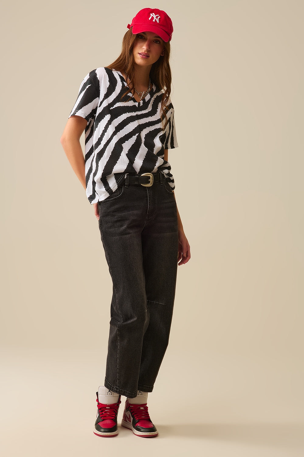 Camiseta con cuello de pico y estampado de cebra negro Q2