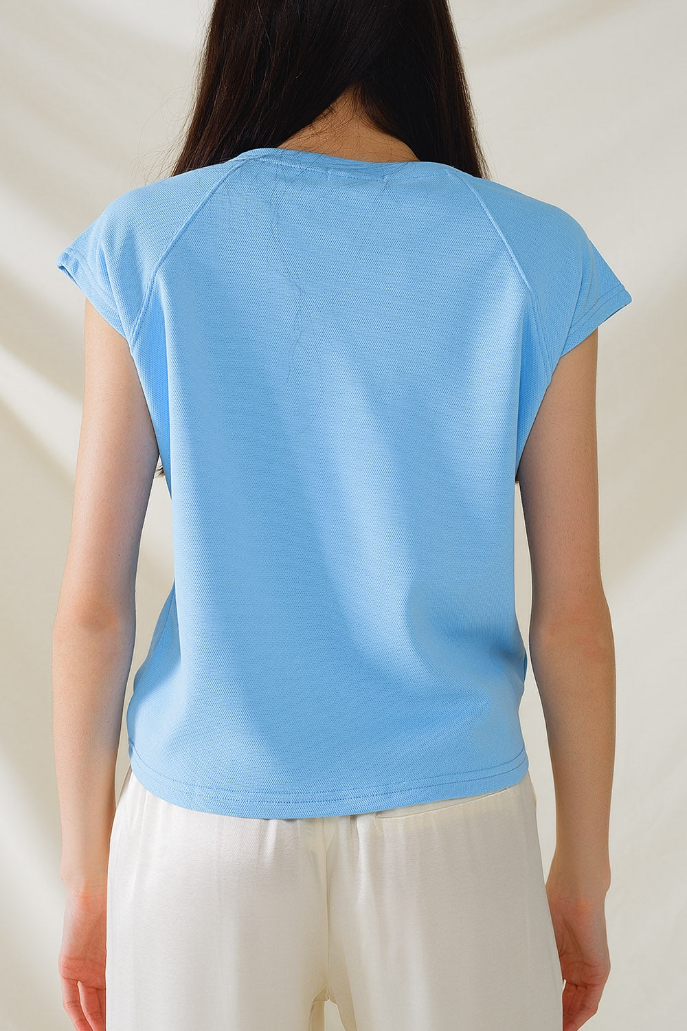 Camiseta con cuello redondo y logotipo Love en el pecho en punto piqué azul Q2