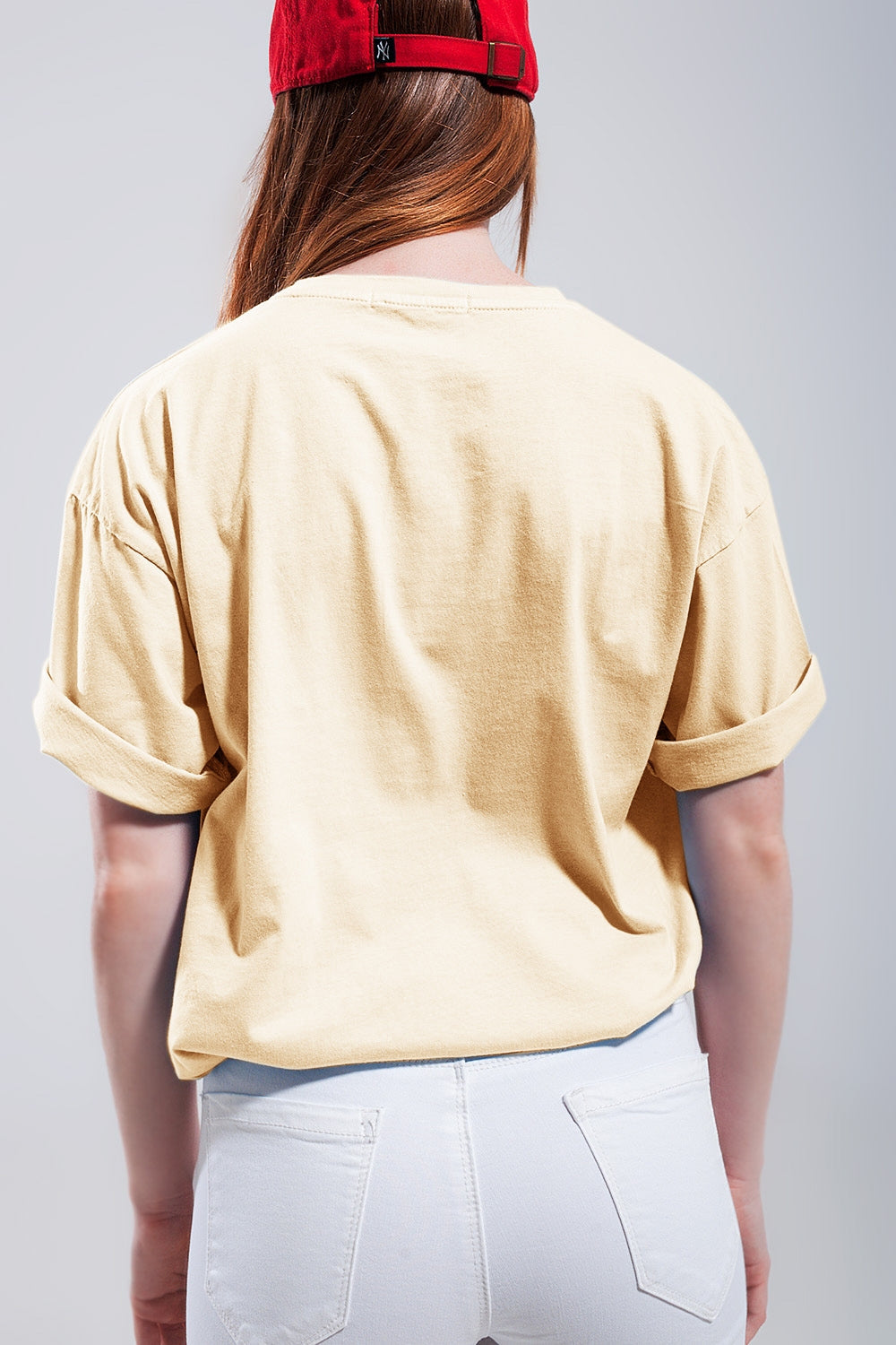 Camiseta con texto del distrito de Brooklyn en amarillo Q2