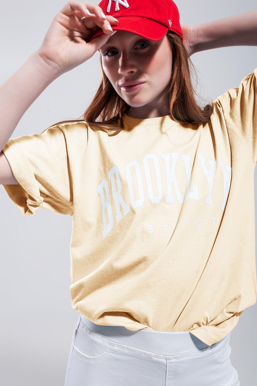 Q2 Camiseta con texto del distrito de Brooklyn en amarillo