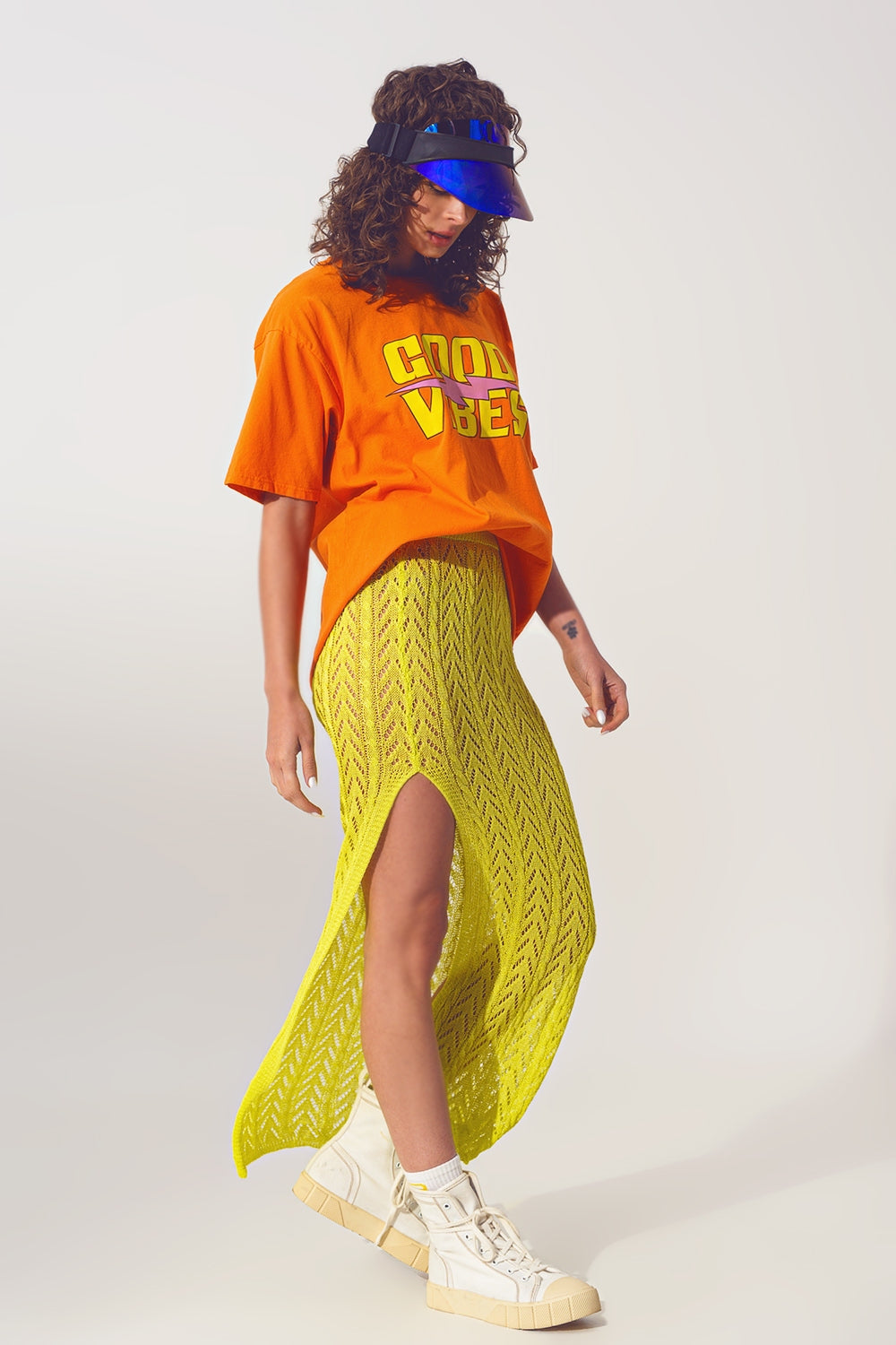 Camiseta con texto Good Vibes en naranja Q2