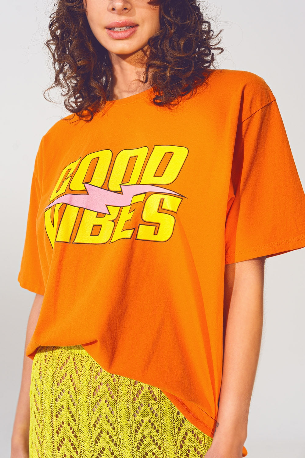 Camiseta con texto Good Vibes en naranja Q2