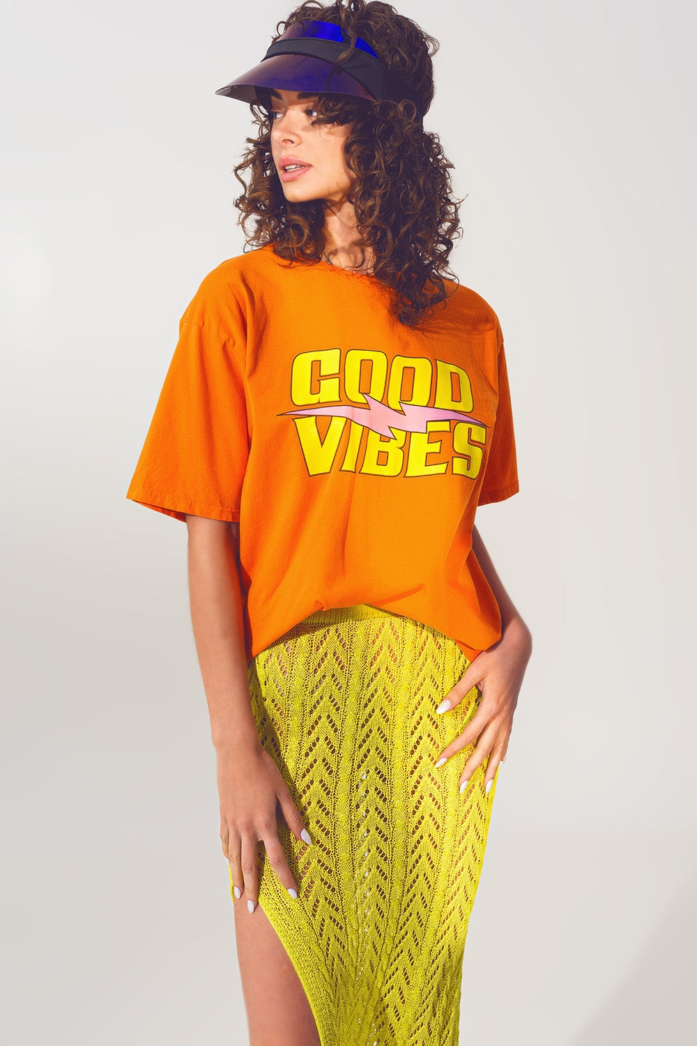 Q2 Camiseta con texto Good Vibes en naranja