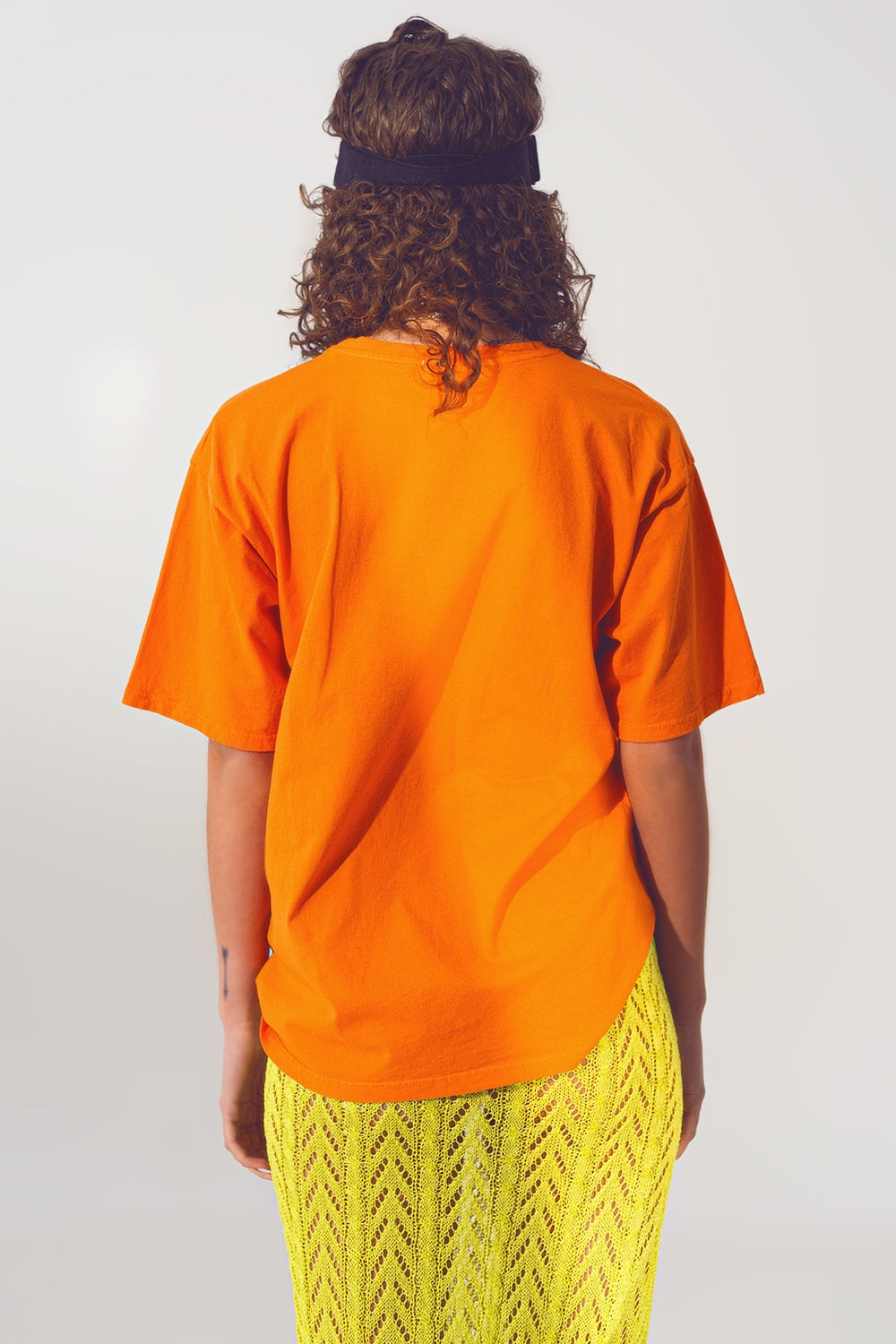 Camiseta con texto Good Vibes en naranja Q2