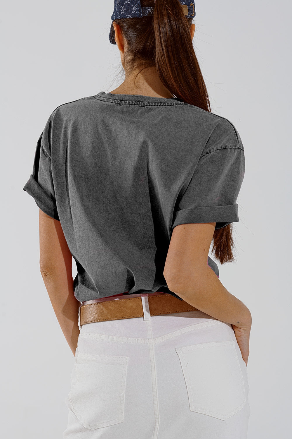 Camiseta cuello redondo gris con texto Belleville Q2