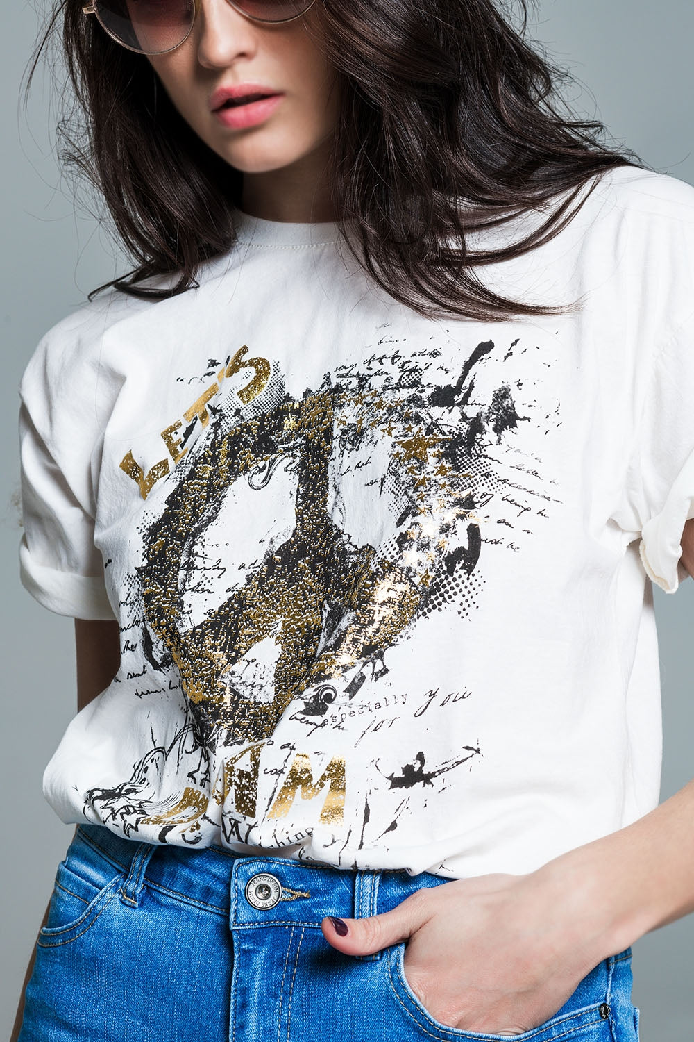 Camiseta de manga corta con diseño gráfico del signo de la paz en la parte delantera en color crema Q2