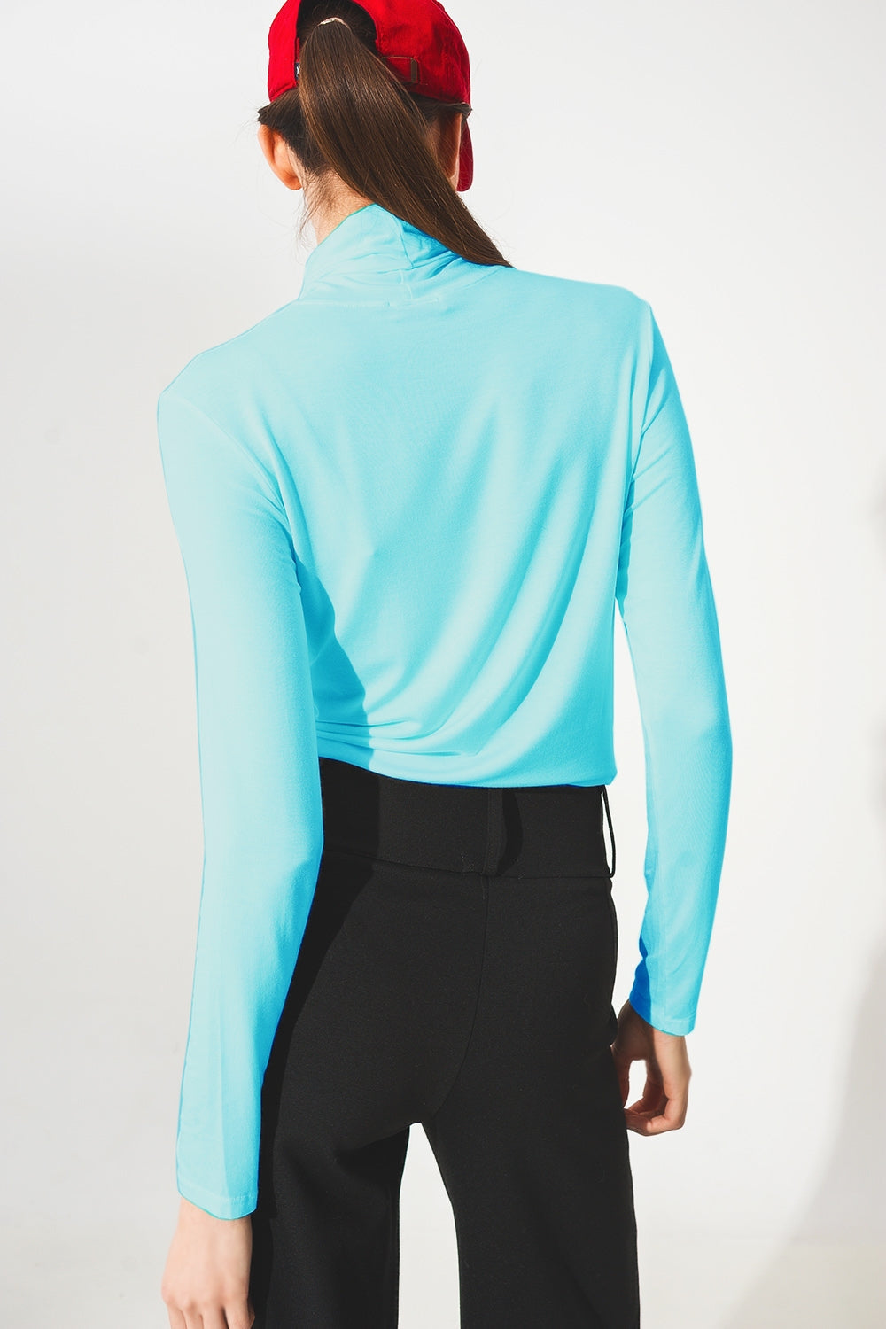 Camiseta de manga larga y cuello alto en azul de modal Q2