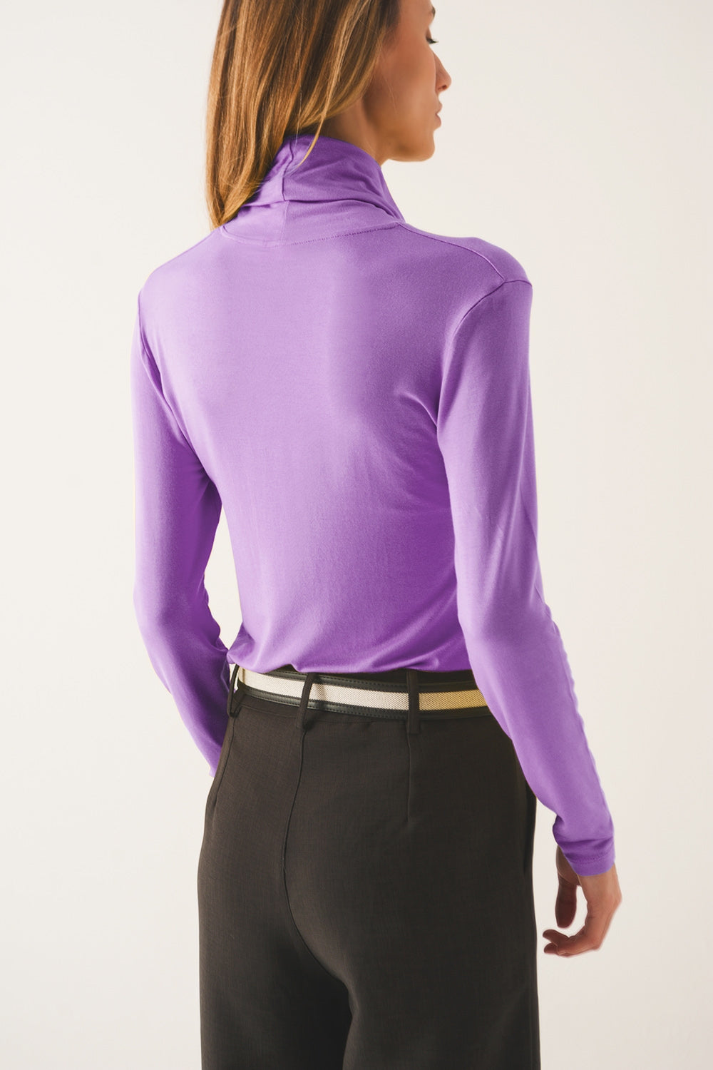 Camiseta de manga larga y cuello alto en morado de modal Q2