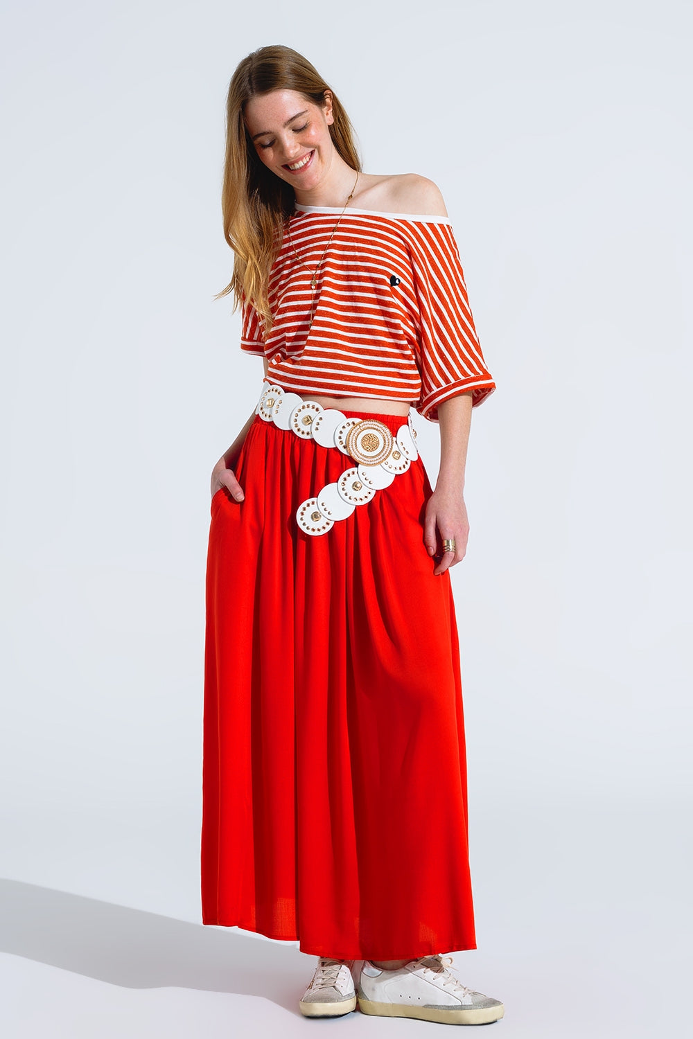 camiseta de rayas rojas con cuello barco y corazón bordado Q2