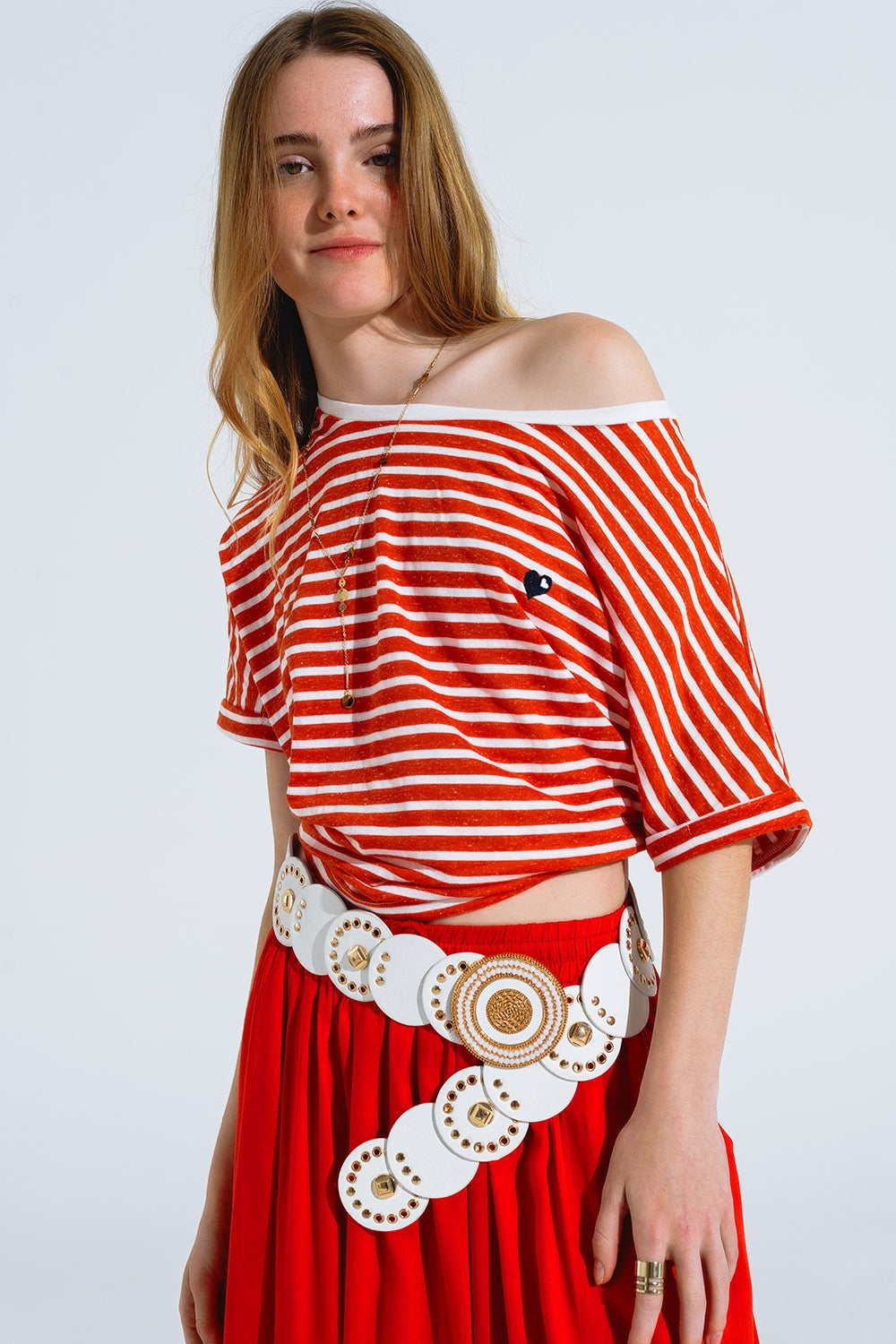 camiseta de rayas rojas con cuello barco y corazón bordado Q2