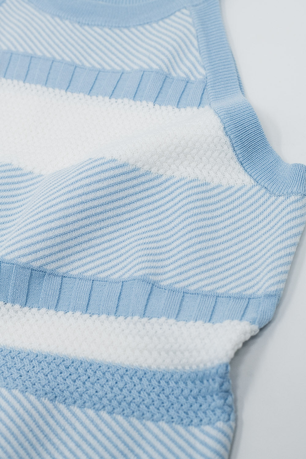Camiseta de tirantes azul con diseño de rayas en diferentes tejidos Q2