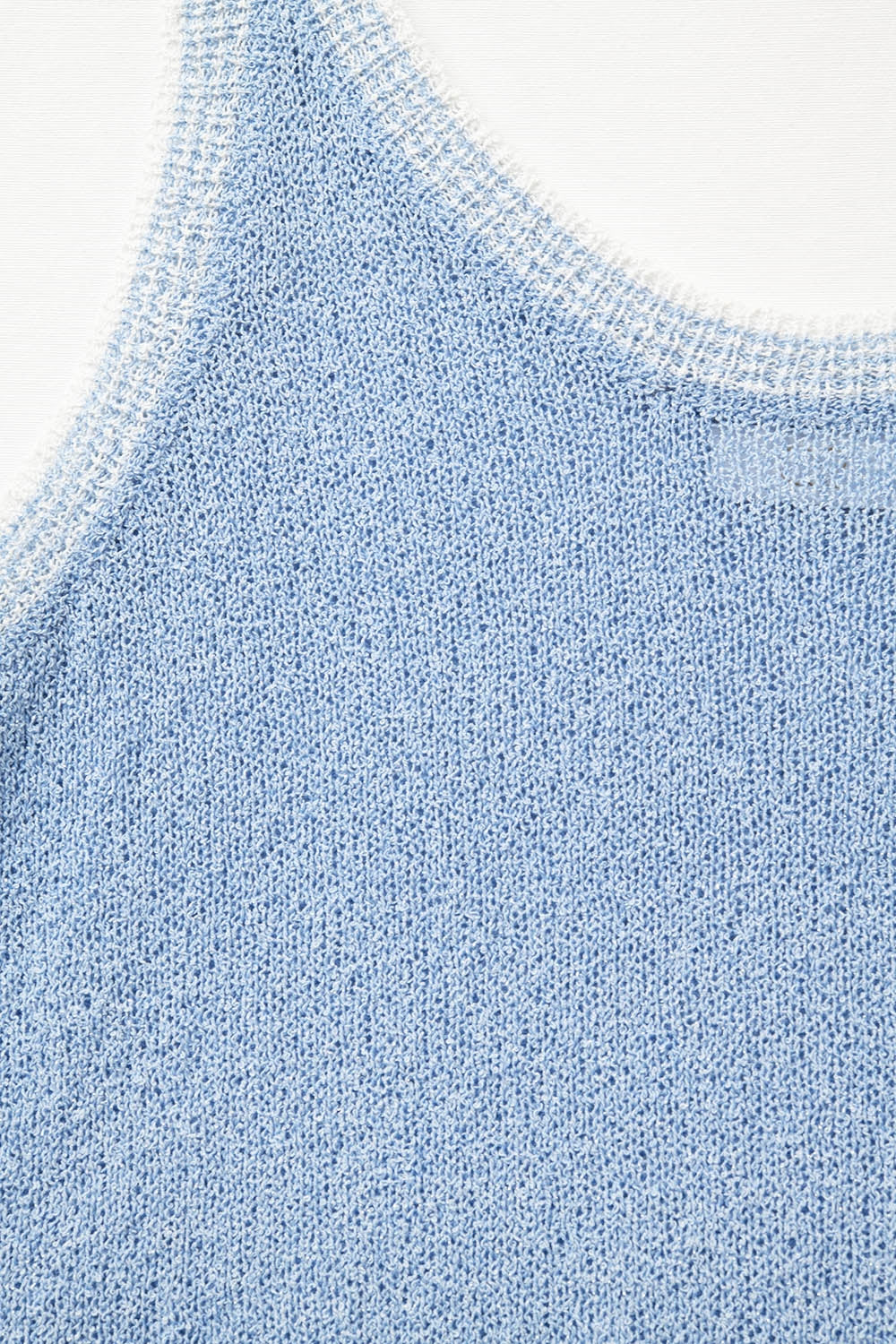Camiseta de tirantes de punto azul claro con ribete blanco Q2