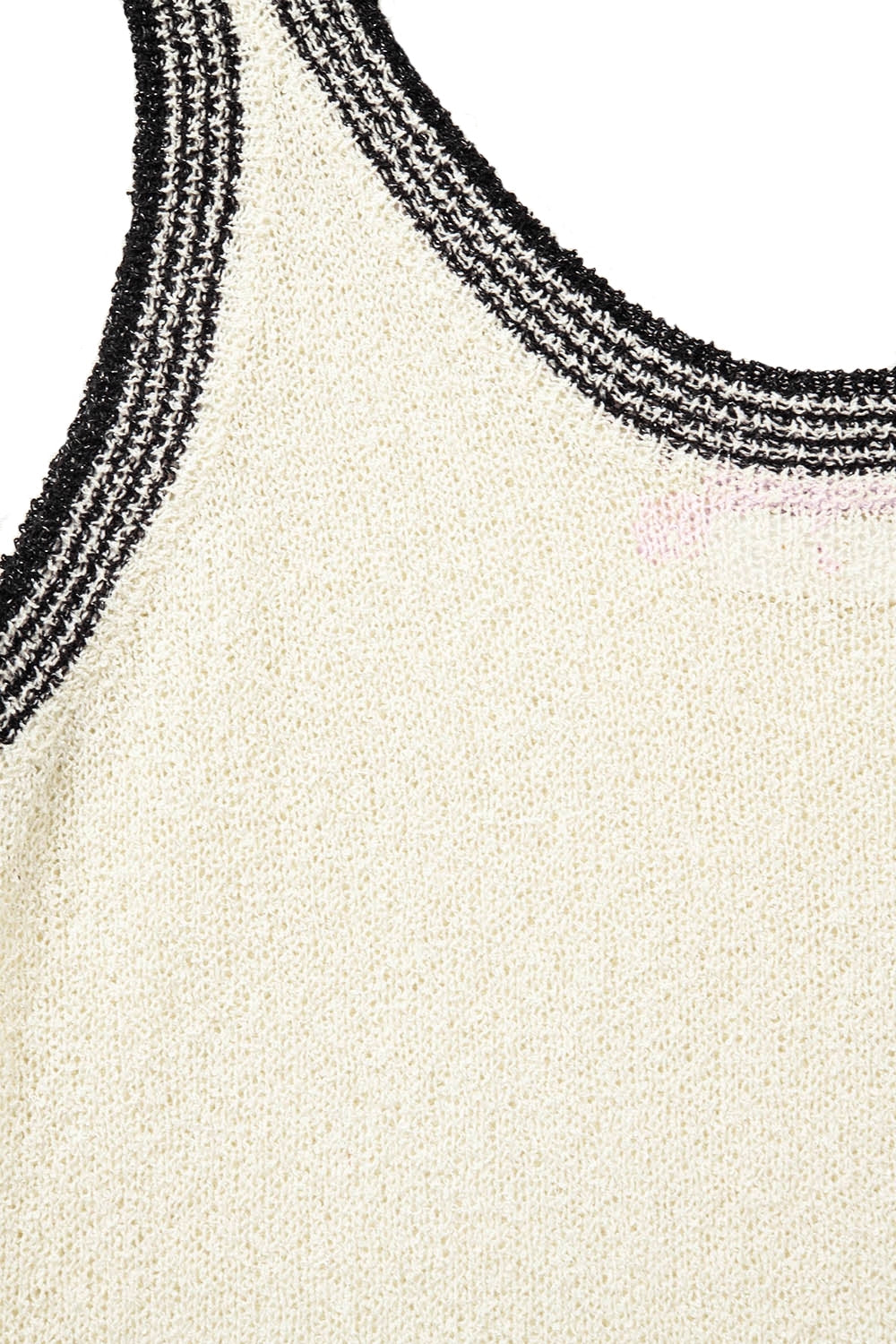 Camiseta de tirantes de punto crema con ribete negro Q2
