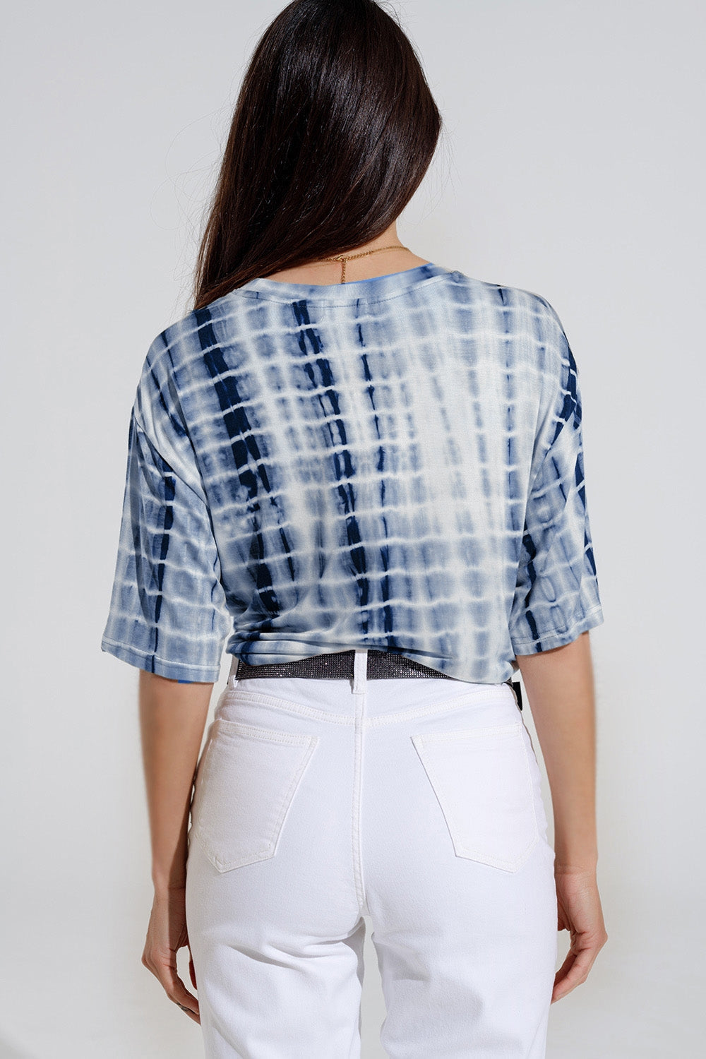 Camiseta estampada Tie Dye azul con nudo en la parte delantera Q2
