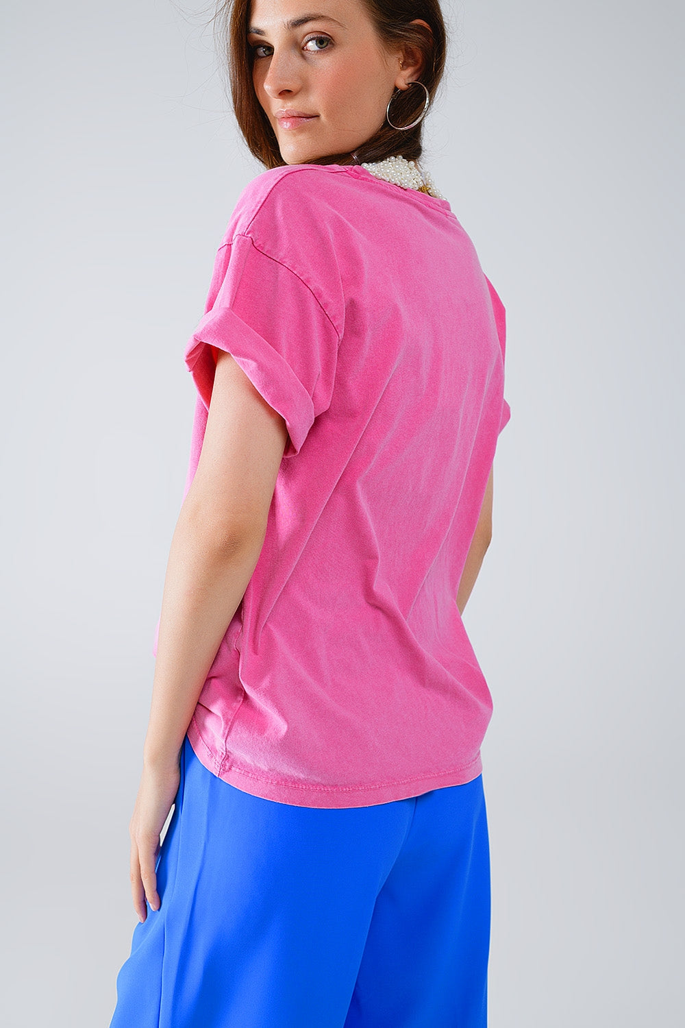 Camiseta fucsia con logotipos de nombres famosos en la parte delantera Q2