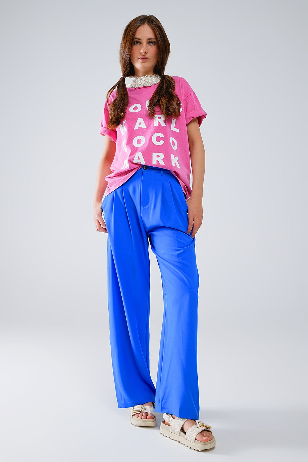Camiseta fucsia con logotipos de nombres famosos en la parte delantera Q2