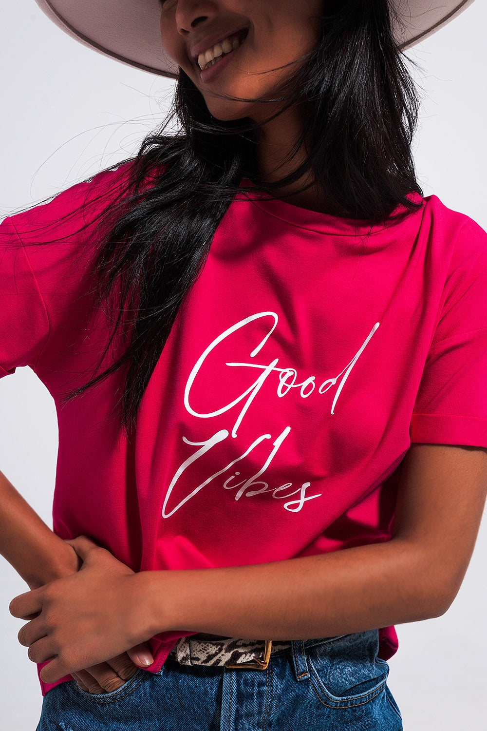 Camiseta fucsia con texto Good Vibes Q2