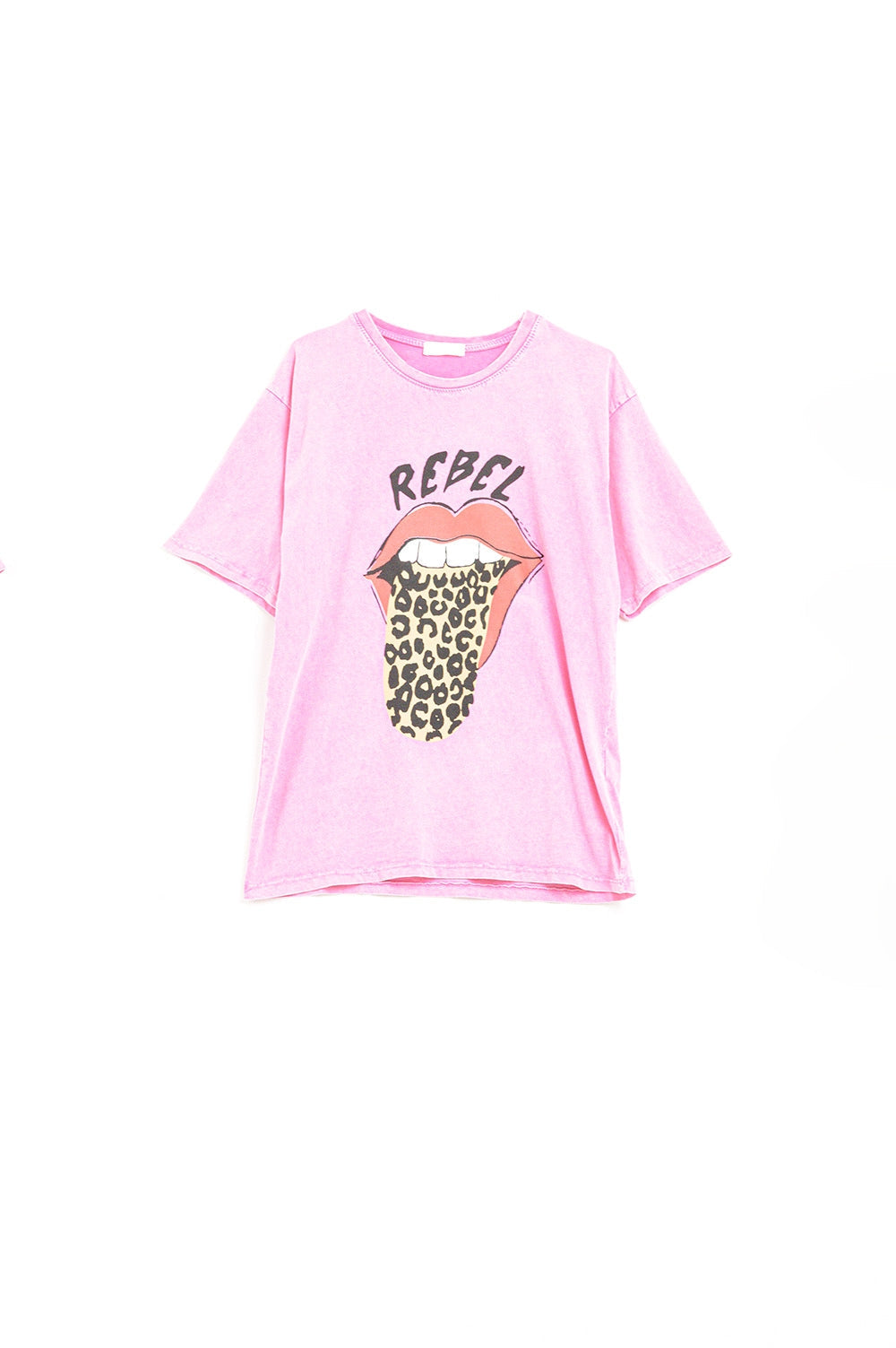 Camiseta gráfica Pink Rebel con estampado de leopardo en la lengüeta Q2