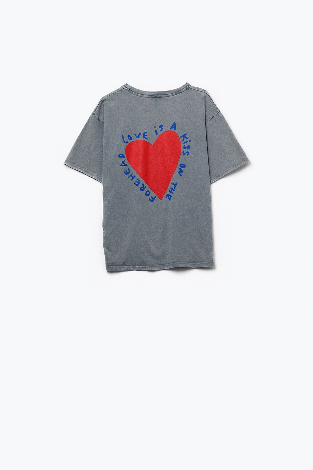 Camiseta gris con diseño de corazón en la parte delantera y trasera Q2