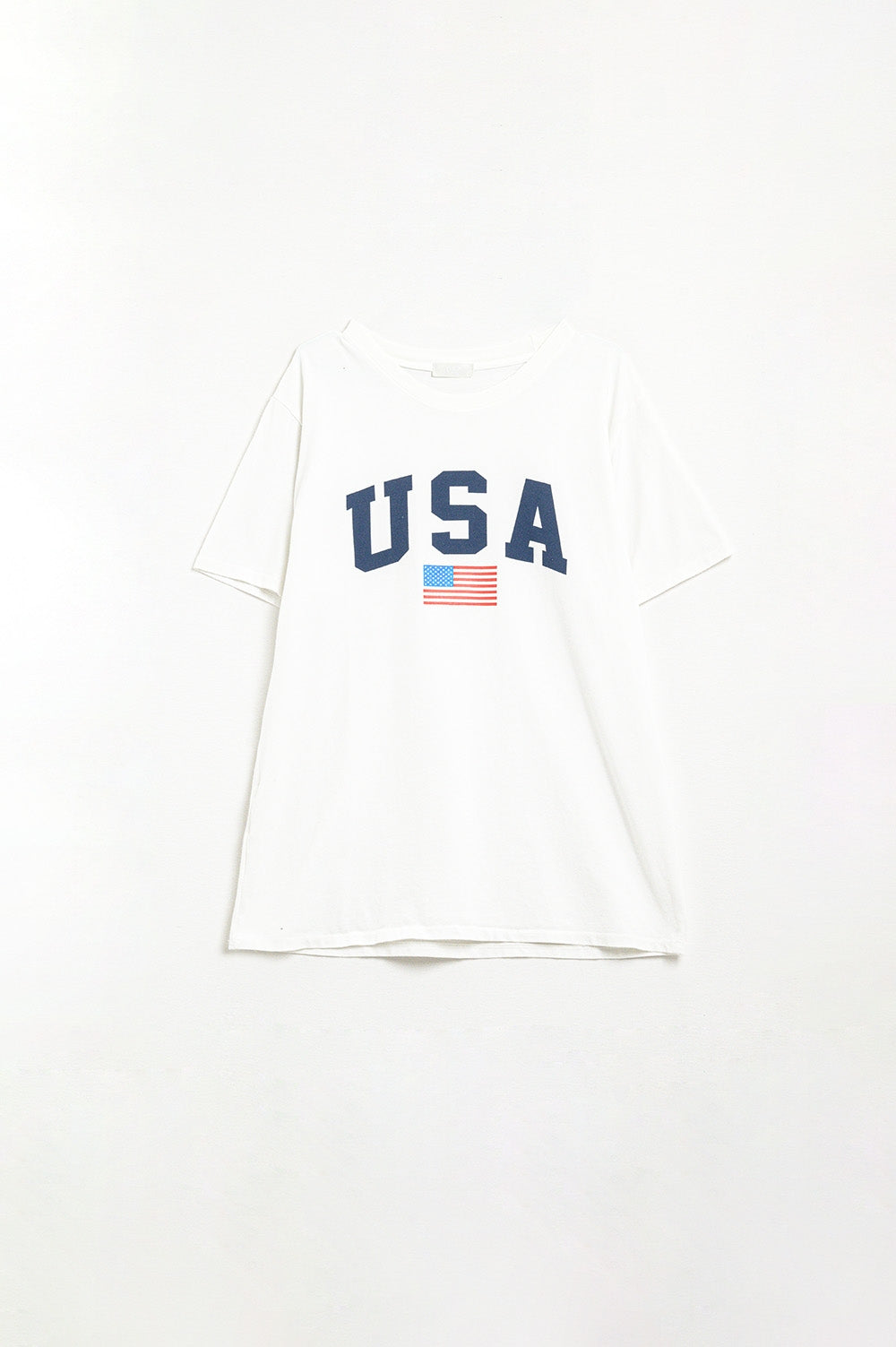 Camiseta larga holgada blanca con logotipo de USA Q2