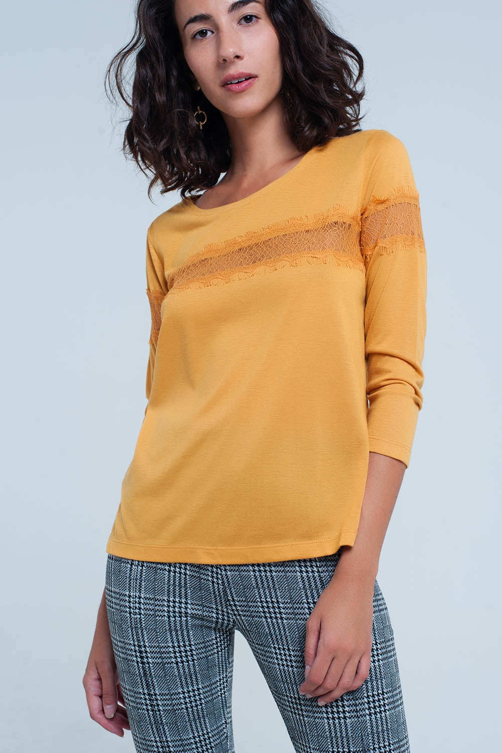 Camiseta mustard manga 3/4 con detalle de encaje de puntilla Q2