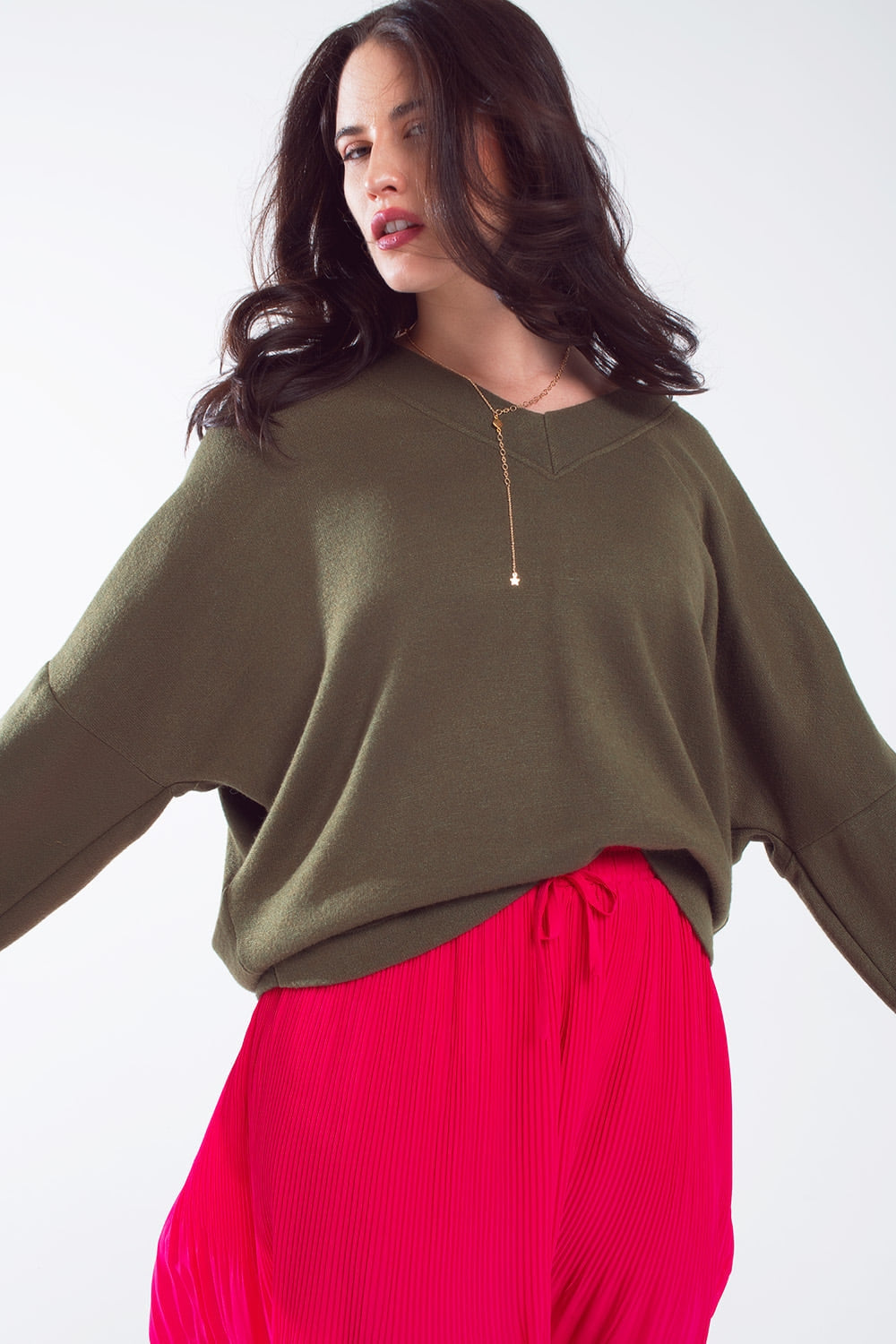 Camiseta oversize verde oliva con escote en V Q2