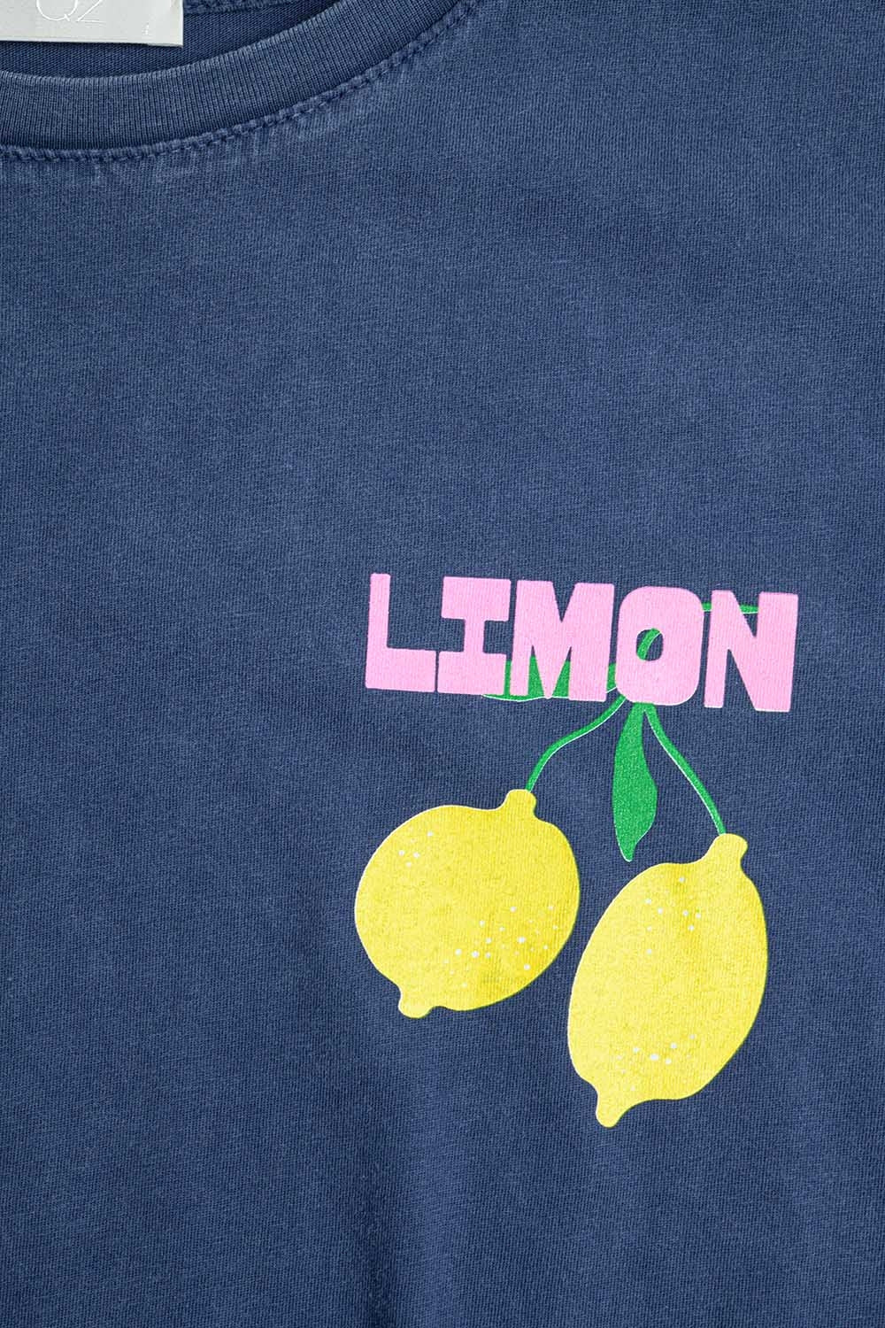 camiseta relajada azul marino con estampado de limones Q2