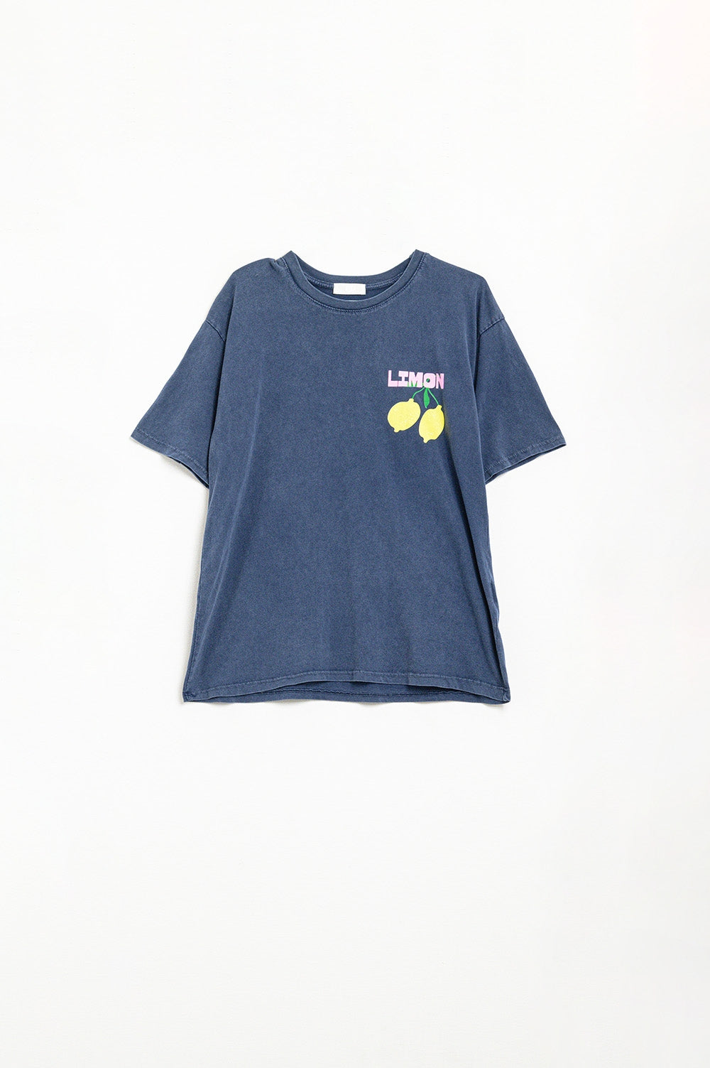 Q2 camiseta relajada azul marino con estampado de limones
