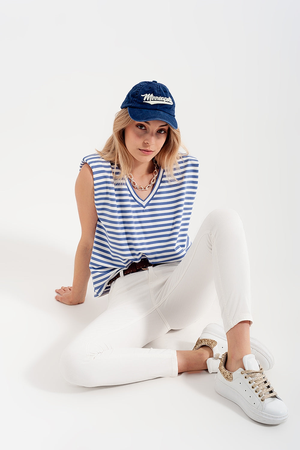 Camiseta sin mangas con hombreras y diseño de rayas en azul Q2