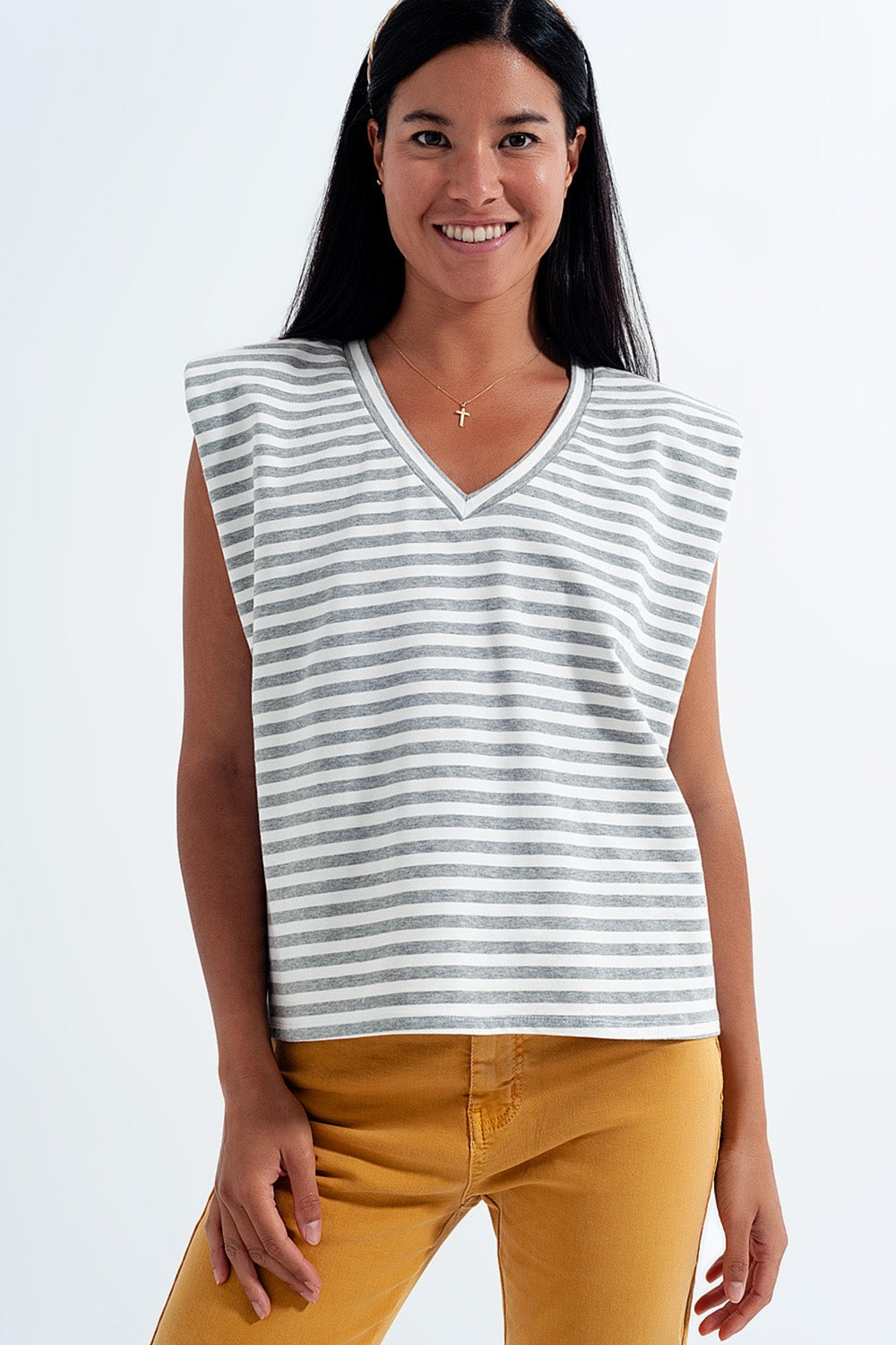 Camiseta sin mangas con hombreras y diseño de rayas en gris Q2